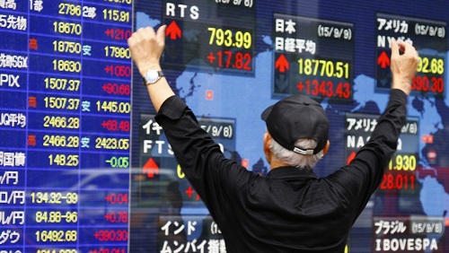 Japan stocks hit 33-year high as tech rallies, China lags
